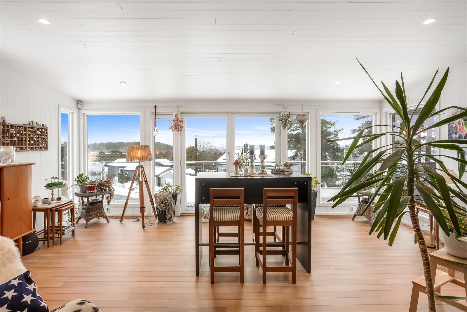 På tegningene er det avsatt en terrasse i forlengelsen av stuen, mens dette arealet i dag fremstår som innbygget og tatt i bruk som del av stuen/oppholdsrom. Galleribilde