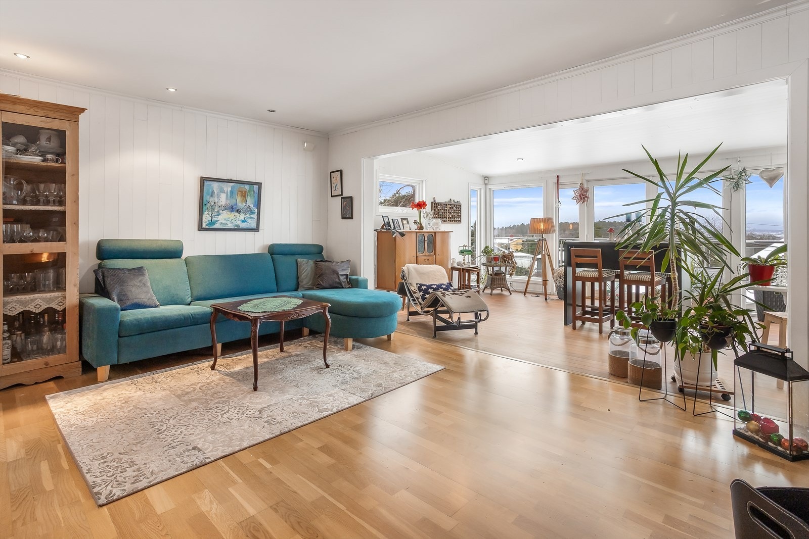 Stuen fremstår som lys og romslig, med store vindusflater som sørger for flott naturlig lysinnslipp gjennom hele dagen. Galleribilde