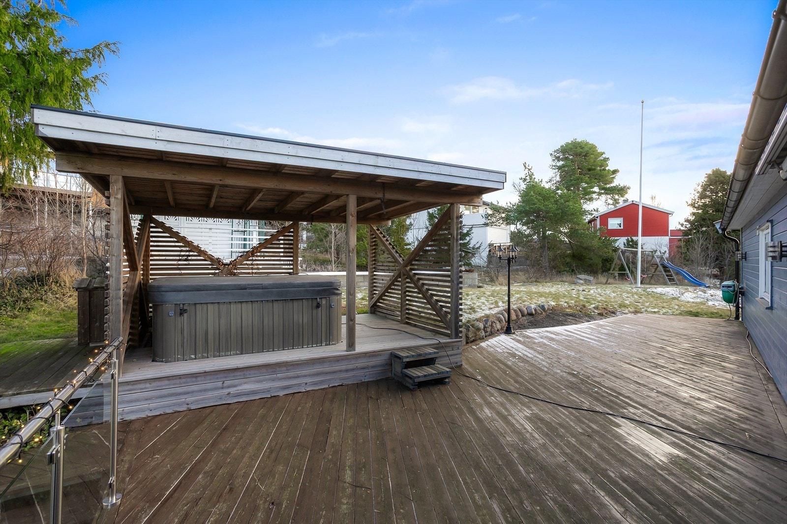 Boligen kan by på en herlig uteplass med overbygget jacuzzi - et perfekt sted for avslapning gjennom hele året. Galleribilde