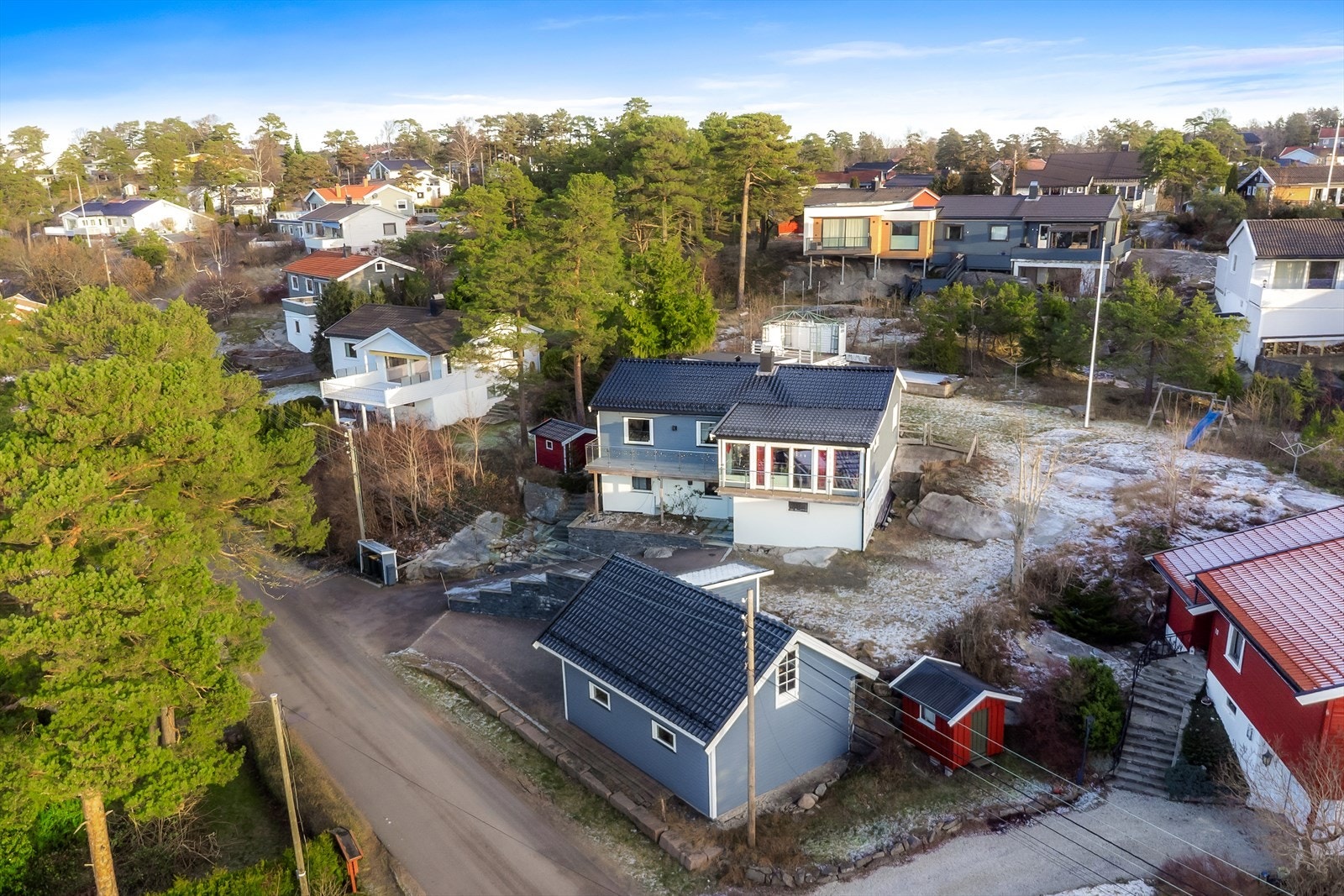 Boligen er utstyrt med dobbel garasje, og ligger på en skrående tomt med fin utsikt. Galleribilde