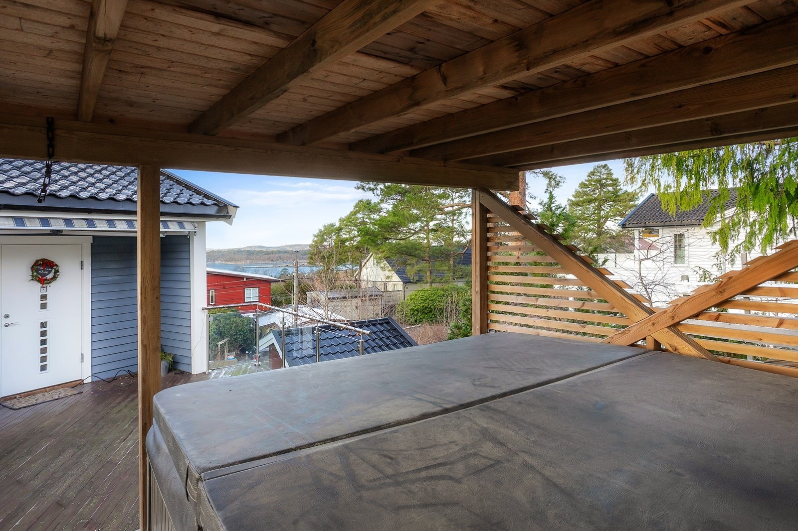 Det solide overbygget gir god skjerming mot vær og vind, samtidig som området holder en lun og behagelig atmosfære. Galleribilde