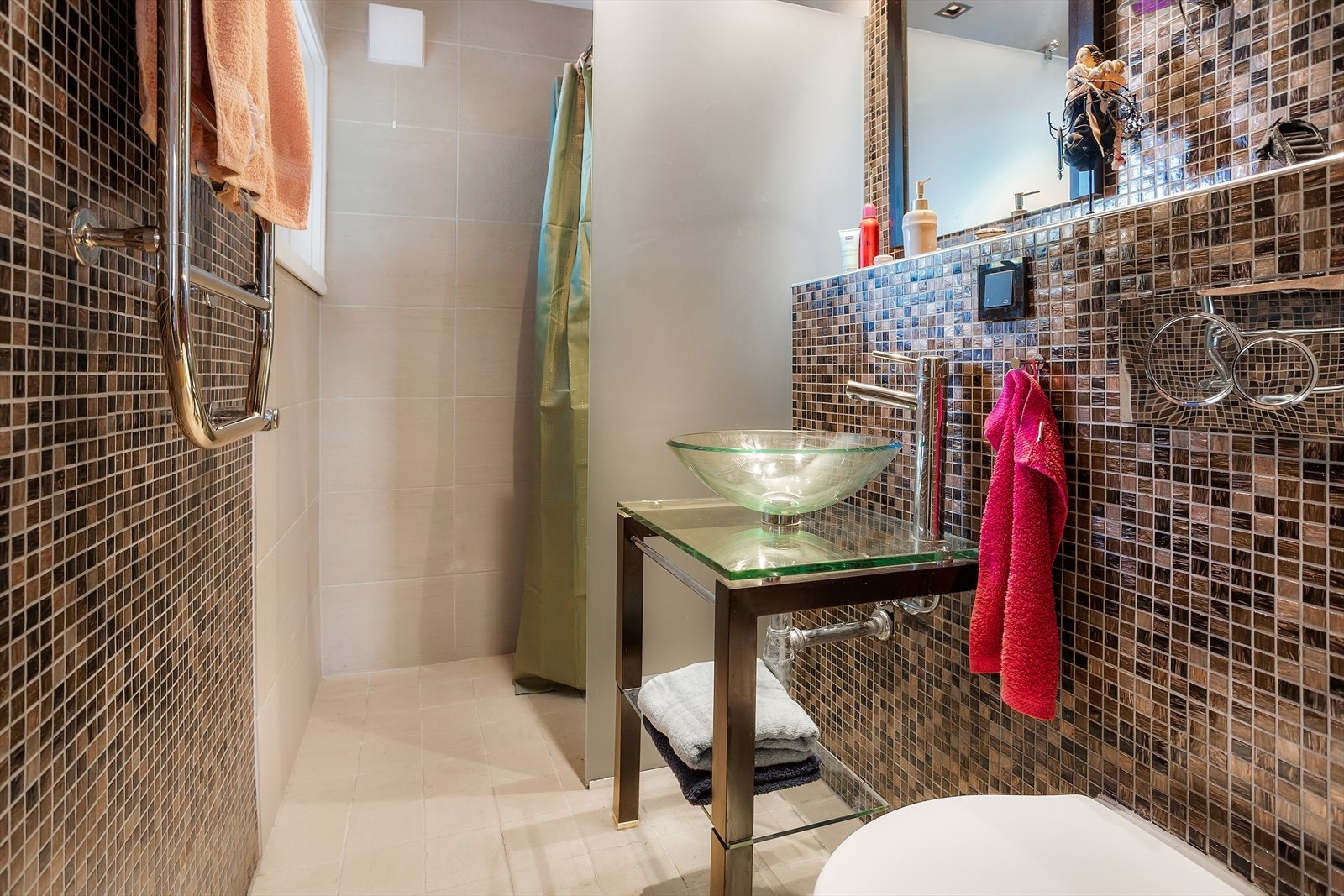 Bad har fliser på gulv med varmekabler. Flislagte vegger og malte slette plater med downlights i innvendig tak. Galleribilde