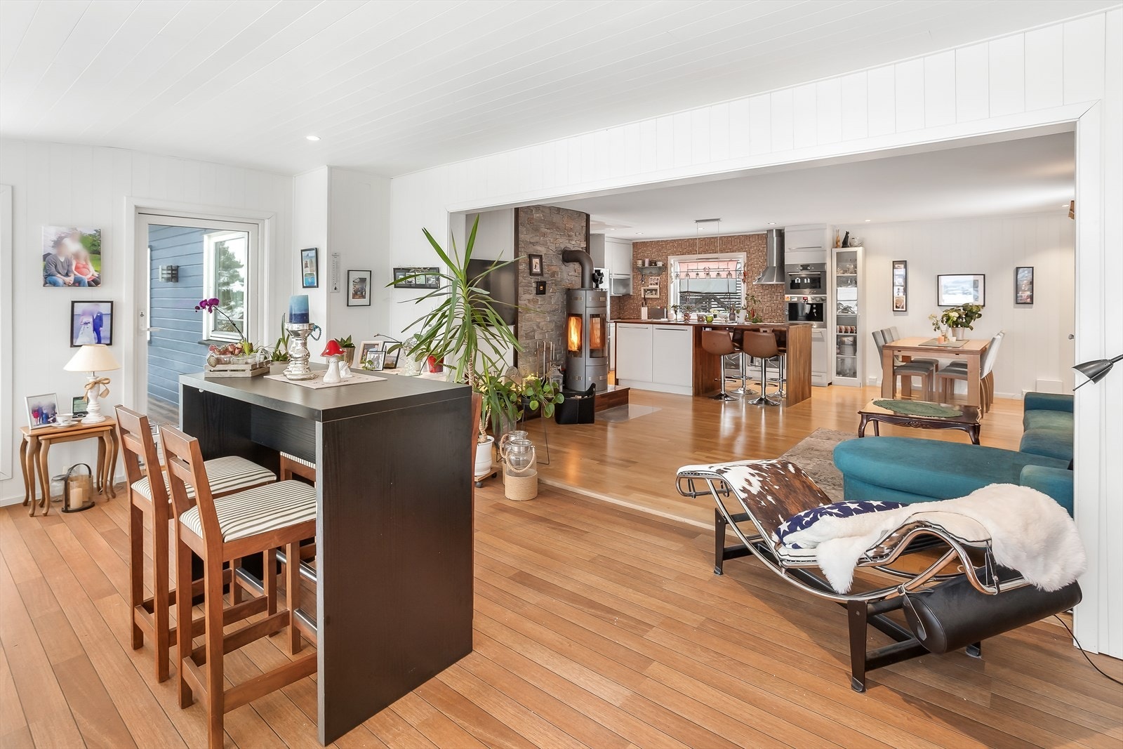 Stuen som svært koselig, godt ivaretatt og full av muligheter for kjøper som ønsker å sette sitt eget preg. Galleribilde