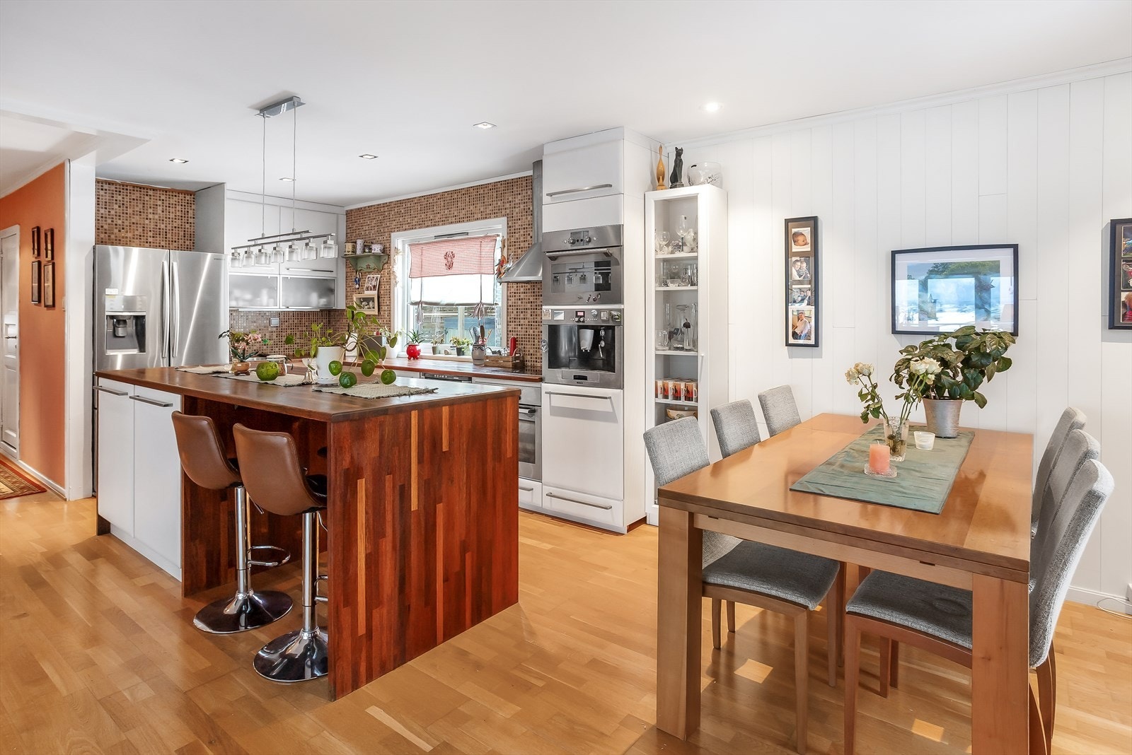 Spisestuen finner sin naturlige plassering ved kjøkkenet. Galleribilde