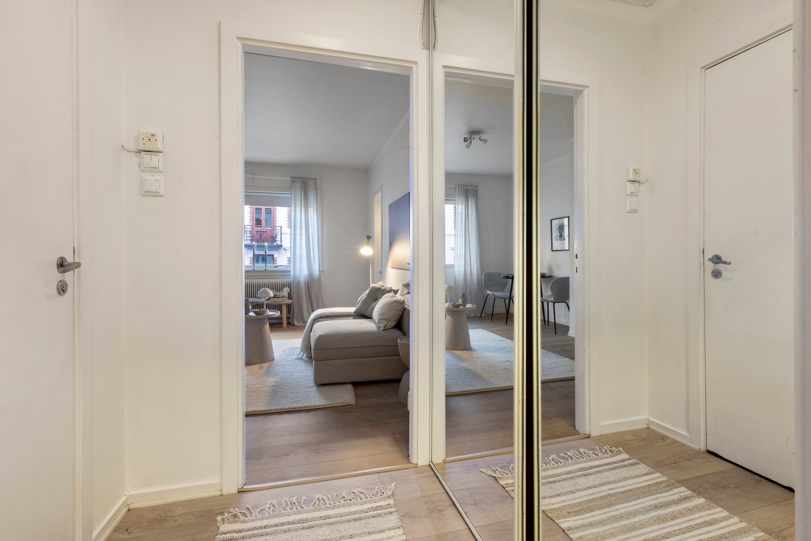 Det er plass til en romslig garderobeløsning i tilknytning entréen - som gir god plass til yttertøy og sko, og sørger for en ryddig og funksjonell start på hjemmet. Galleribilde