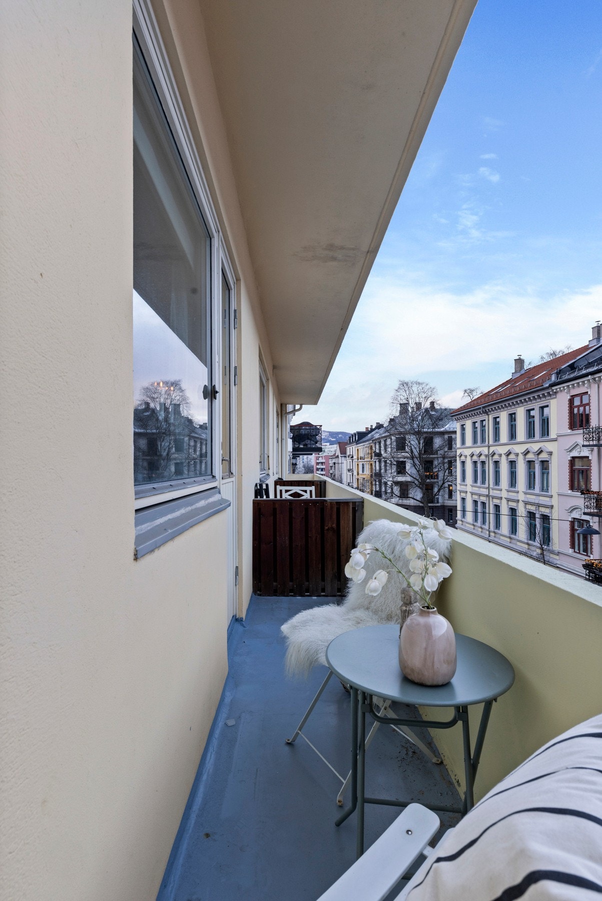 Fra stuen er det utgang til en hyggelig balkong på 4 kvm. Galleribilde