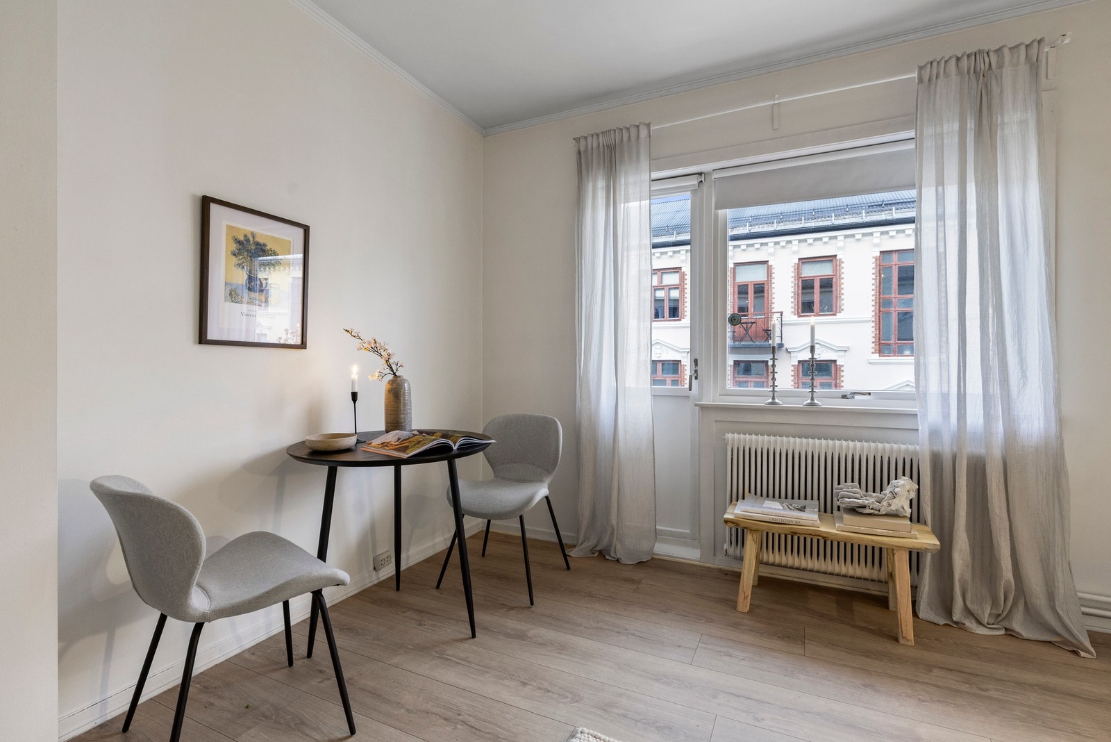 Store vindusflater slipper inn rikelig med naturlig lys og, sammen med lyse vegger, skaper de en luftig og behagelig atmosfære. Galleribilde