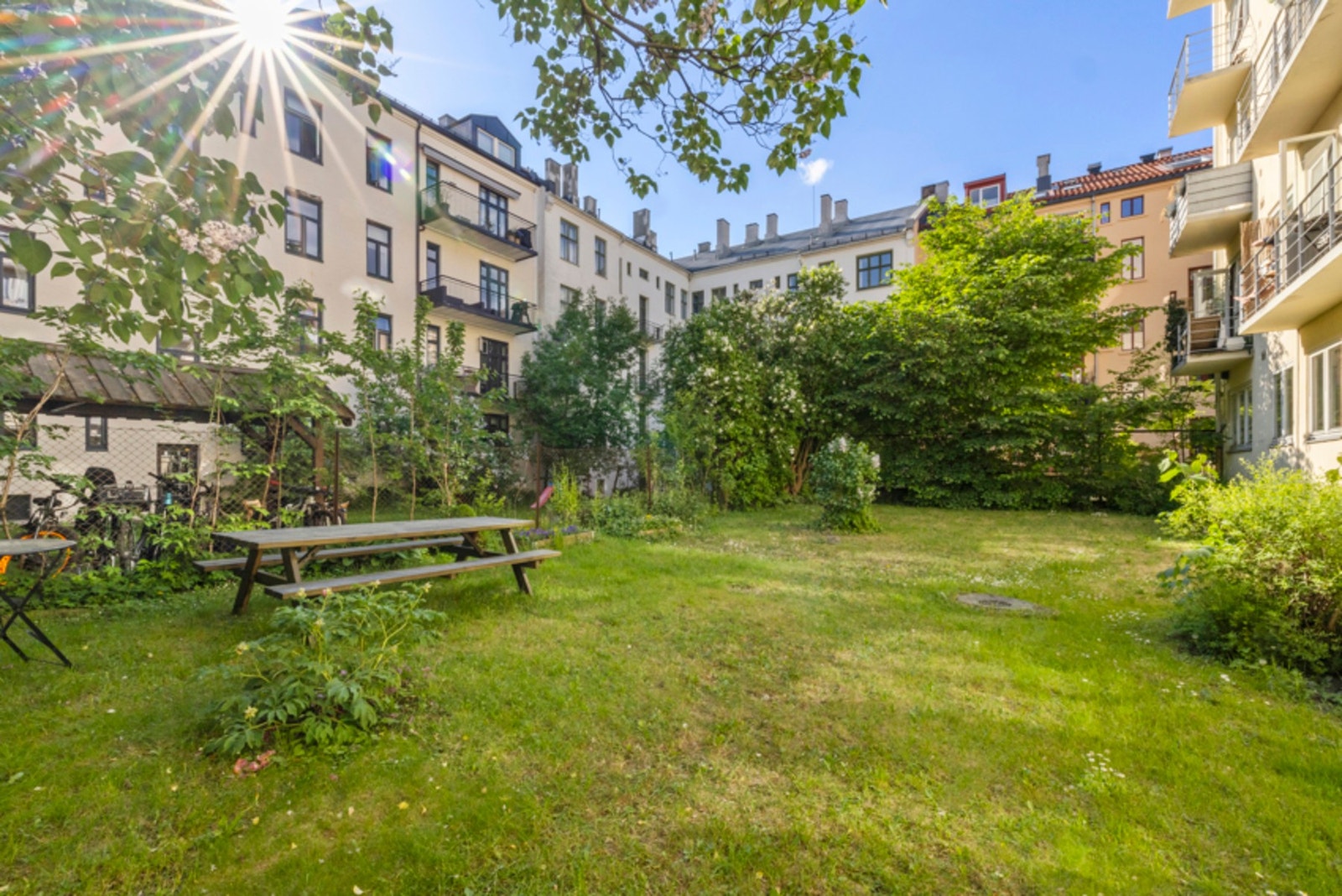 Sameiet har en hyggelig bakgård med sittegruppe. Galleribilde