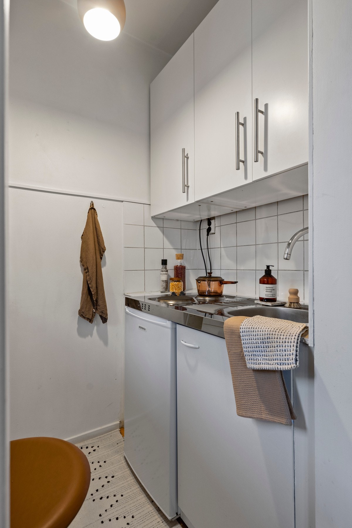 Det er innredet med hvit kjøkkeninnredning med glatte fronter, laminat benkeplater og underlimt kjøkkenvask. Galleribilde