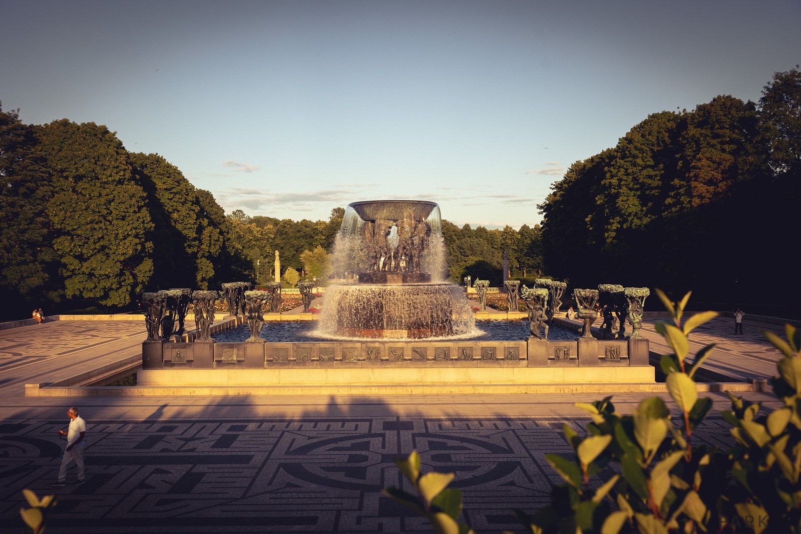 Frognerparken er den største parken i sentrale Oslo og et perfekt samlingspunkt for både lokalbefolkning og turister. Her finner du den berømte Vigelandsparken, med over 200 skulpturer av Gustav Vigeland. Parken byr på Frognerbadet, lekeplassen Frognerbor Galleribilde