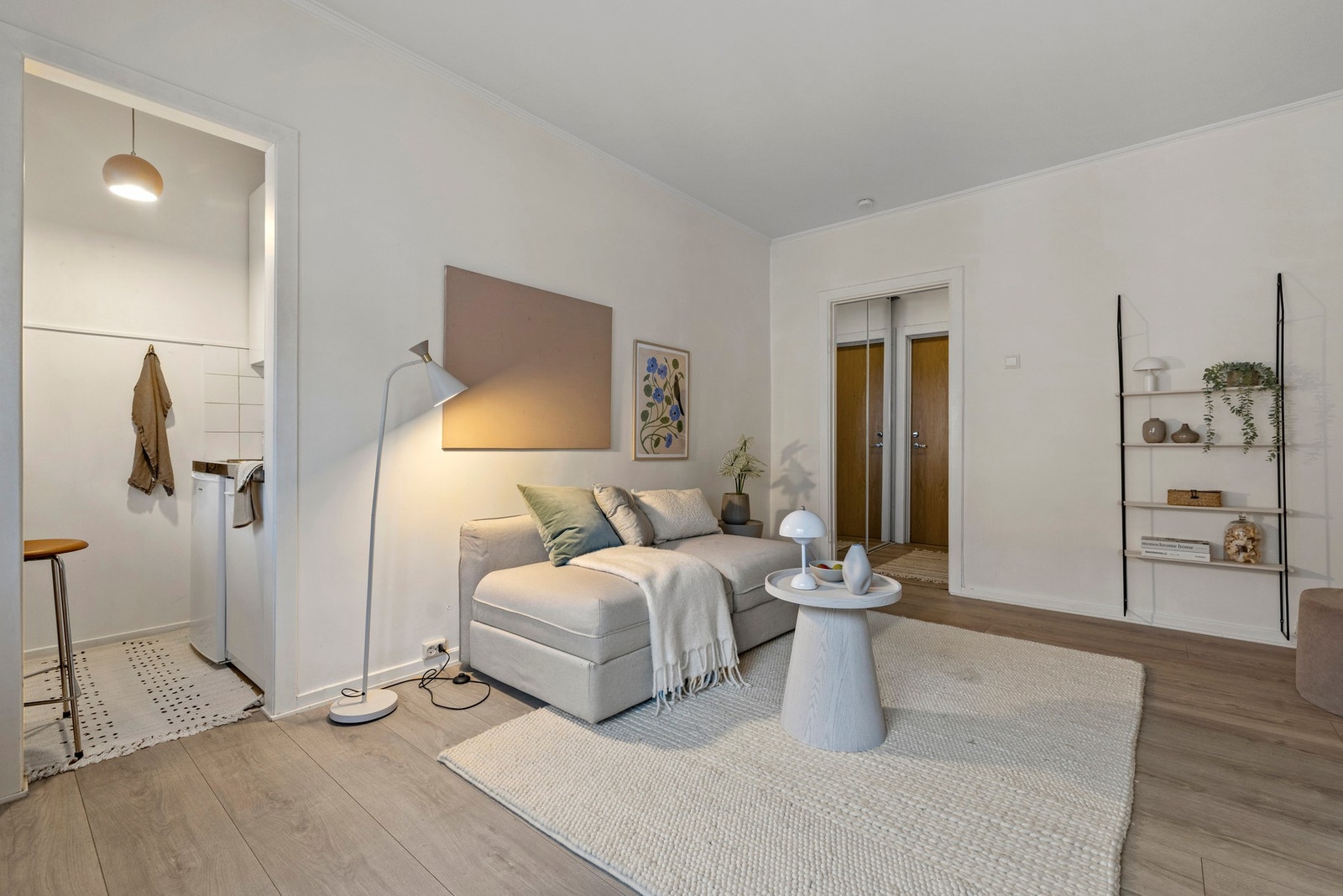 Det ble lagt nytt laminat gulv sommeren 2024, og takhøyden i leiligheten er målt til 2.61 cm ihht tilstandsrapport. Galleribilde