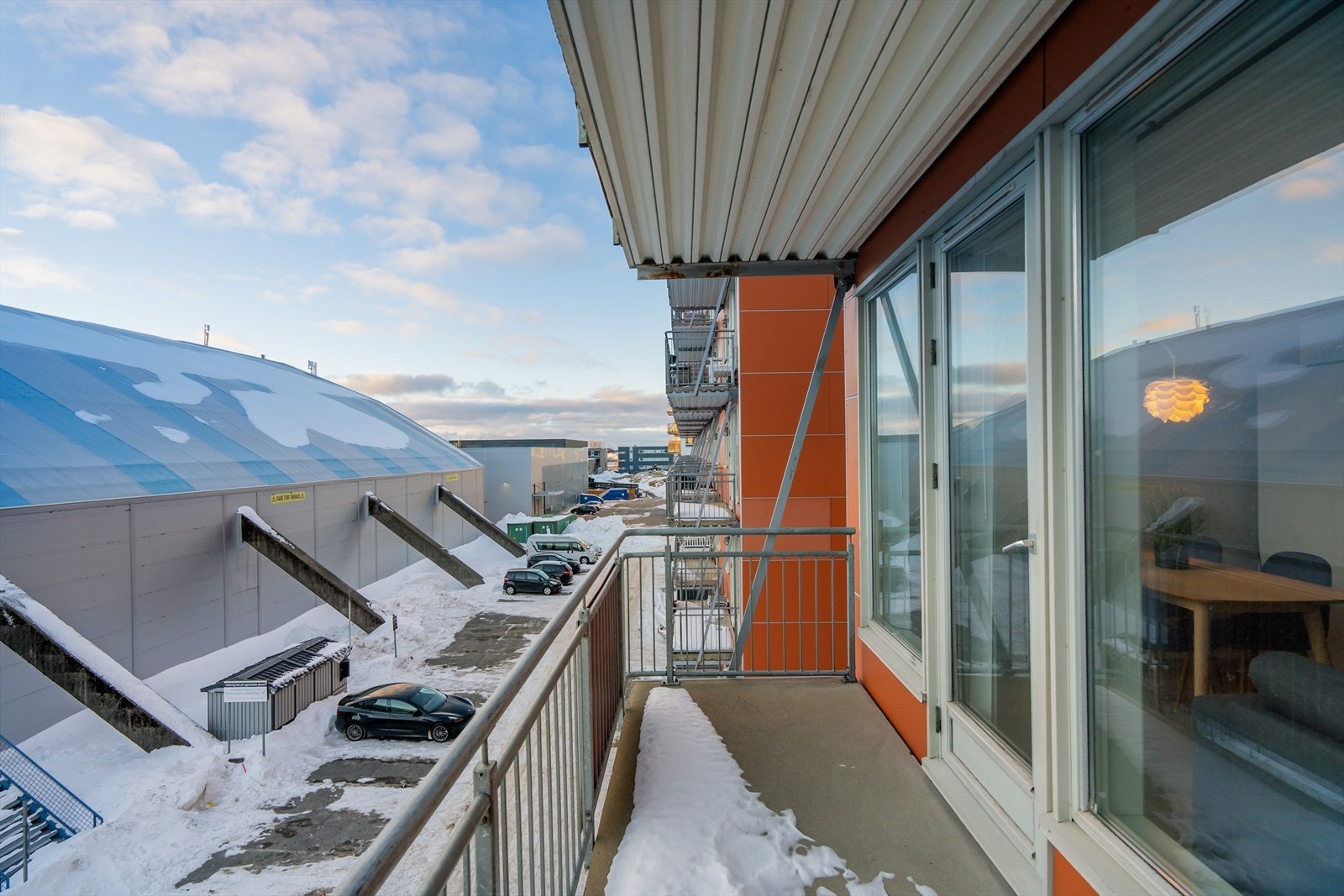 Balkongen, sol fra morran til godt utpå ettermiddagen - bort fra veistøyen. Galleribilde