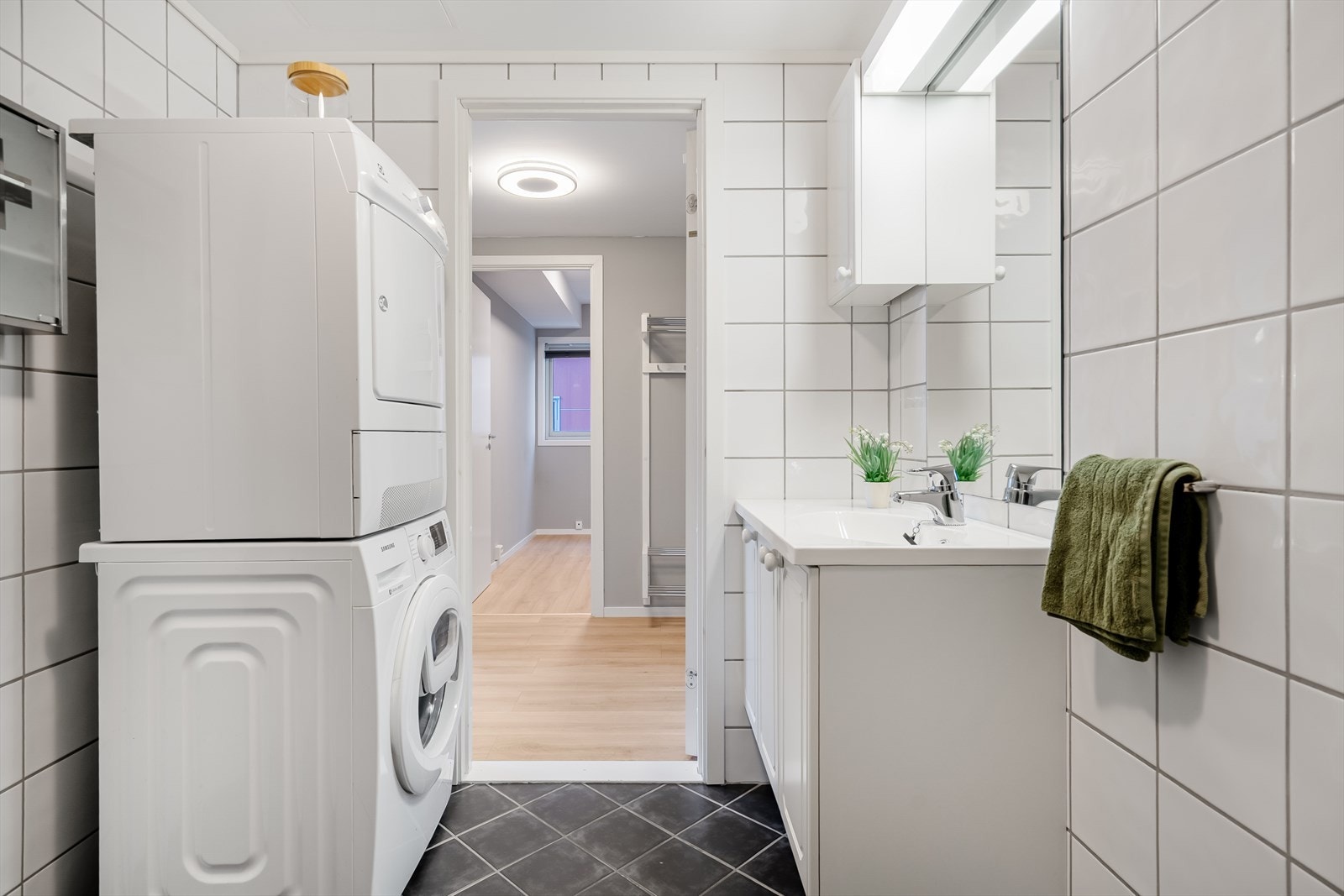 Plass til vaskemaskin og tørketrommel = praktisk. Galleribilde