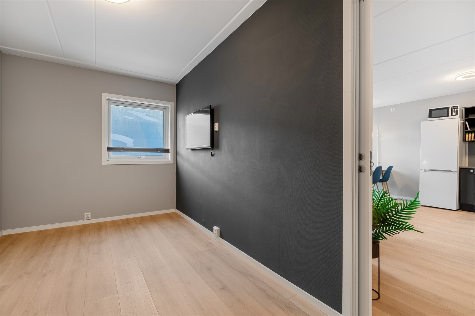 Master bedroom, mot N-hallens bakside, romslig. Galleribilde