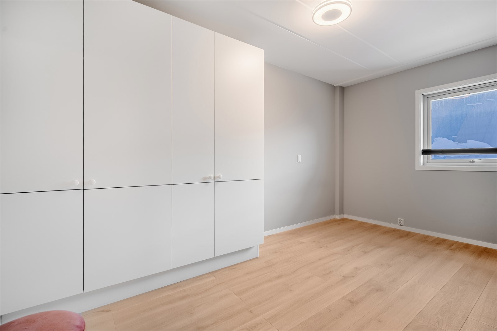 Master bedroom - vender bort fra trafikkert vei- med de fordelene det gir. Galleribilde