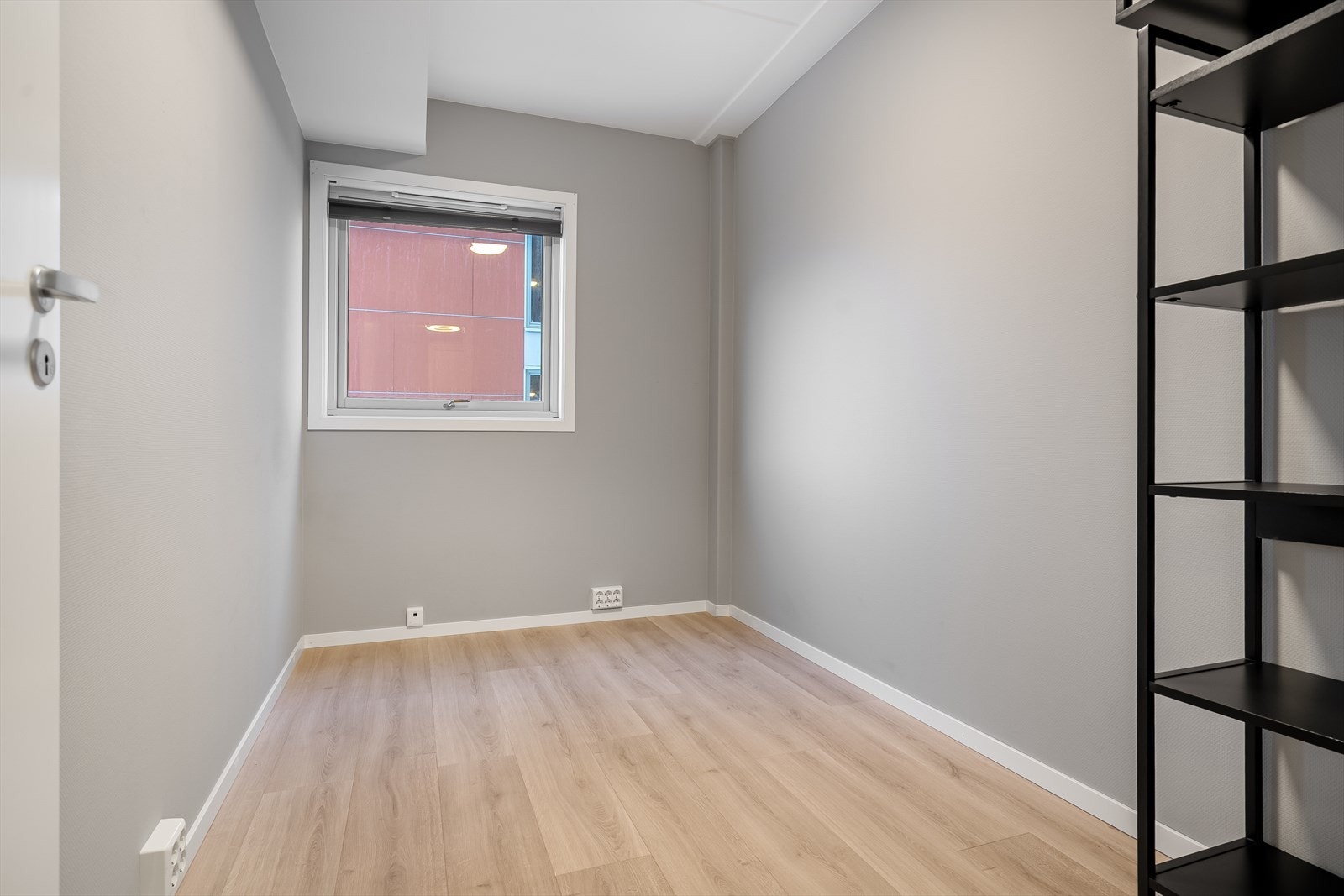 Soverom 2 ryddige linjer mot kortveggen og ikke i trafikkbildet. Galleribilde