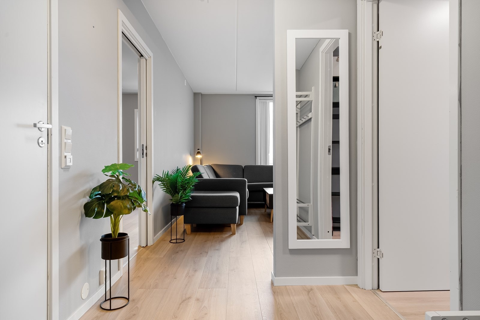 Entre -lys og fin. Galleribilde