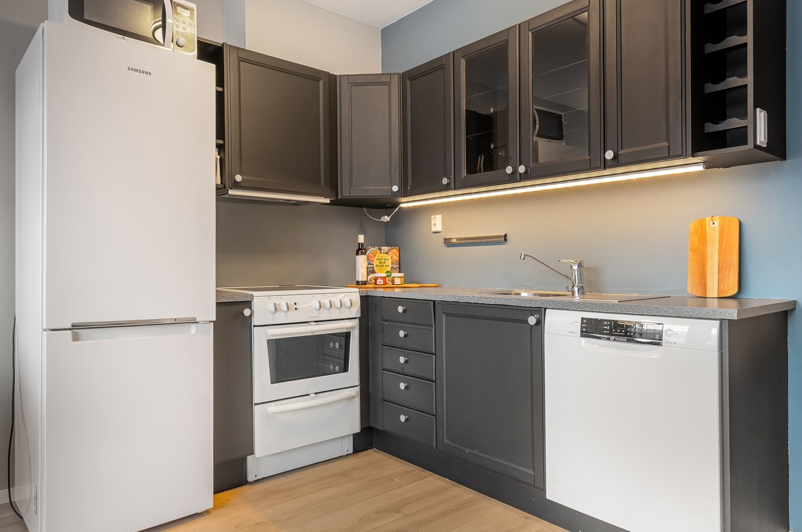 Ramsays corner med det du trenger av benkeplass, godt lys under overskap. Galleribilde