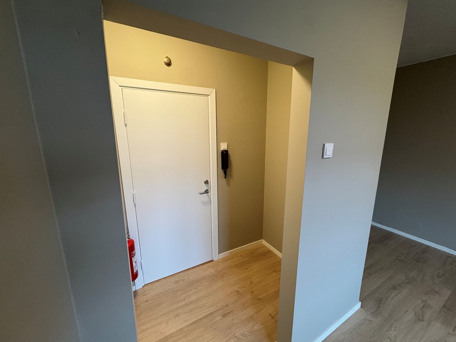 Plass til garderobeskap i gang. Galleribilde