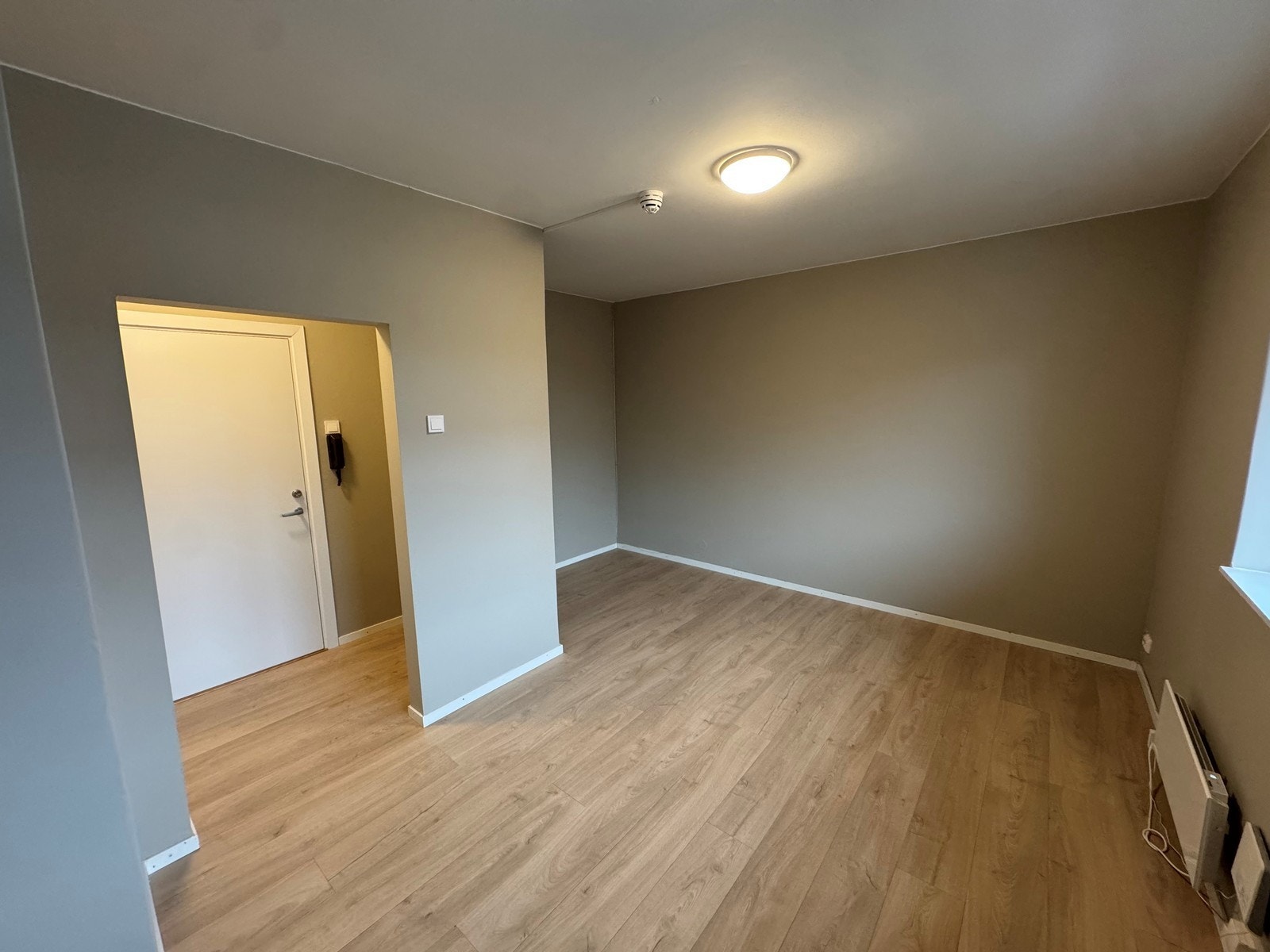 Romslig stue med plass til bedsofa og tilhørende møblement. Galleribilde