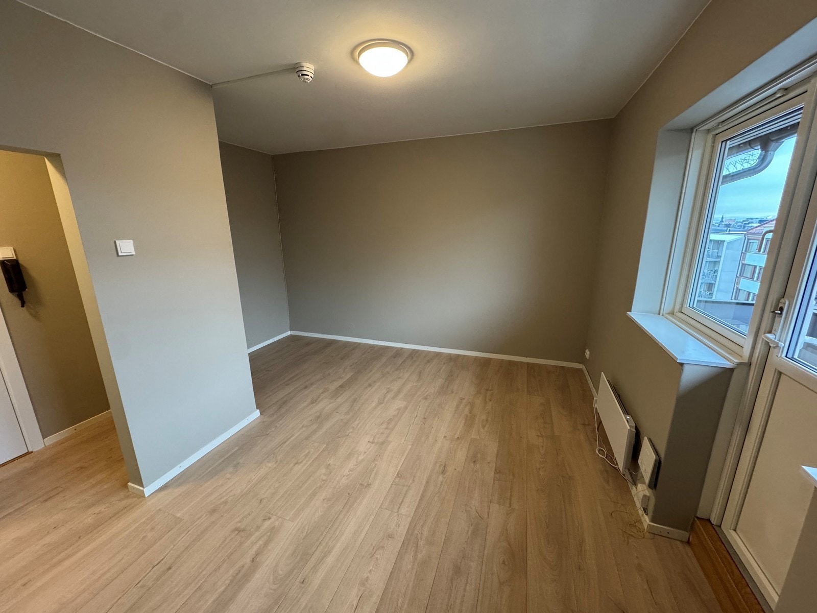 Store vinduer som sørger for naturlig lys. Galleribilde