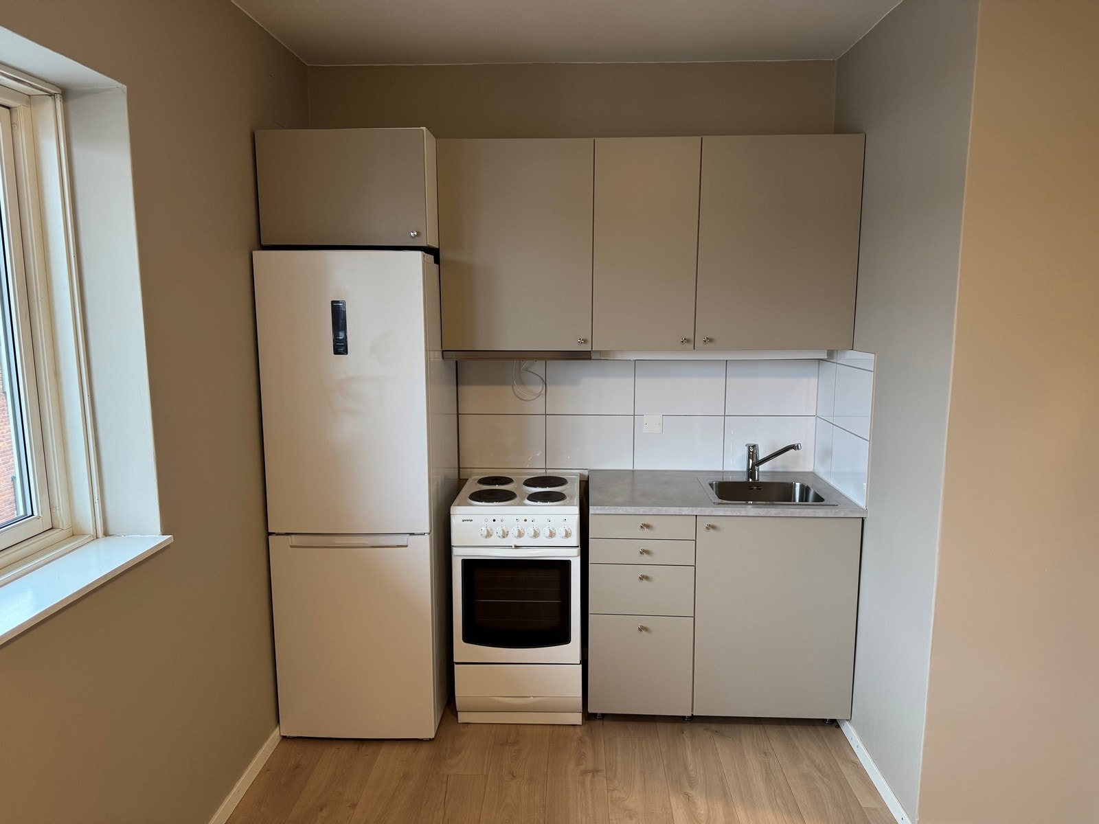 Hvitevarer på kjøkkenet følger med så lenge de virker. Galleribilde