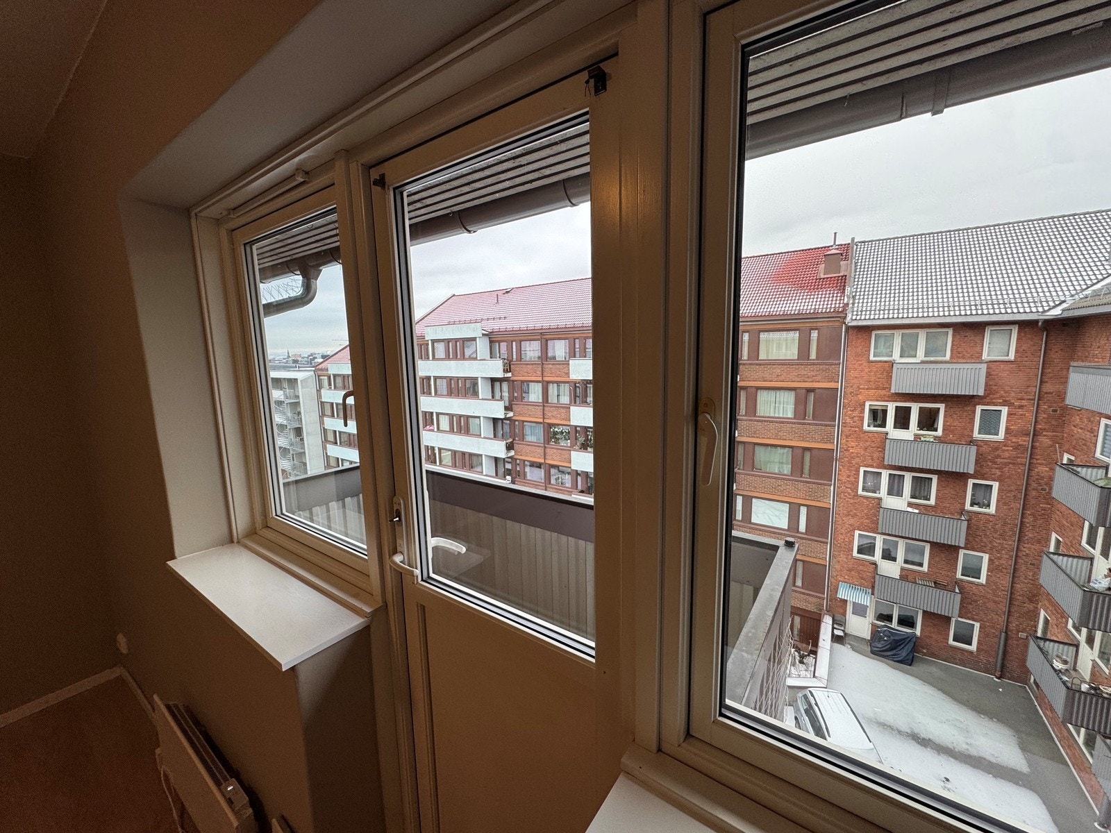 Balkong med plass til et par stoler og bord. Galleribilde