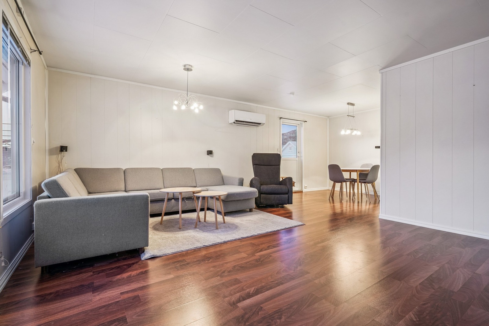 Rommet er lyst og luftig, med god plass for sosialt samvær. Galleribilde