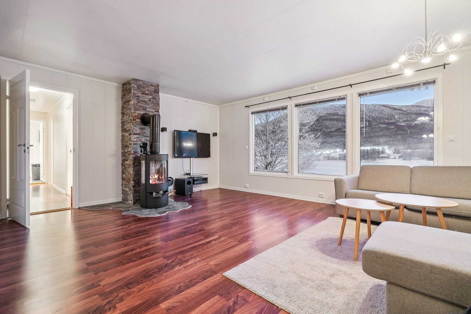 Den åpne løsningen gir fleksible møbleringsmuligheter for både sofagruppe og spisebord. Galleribilde