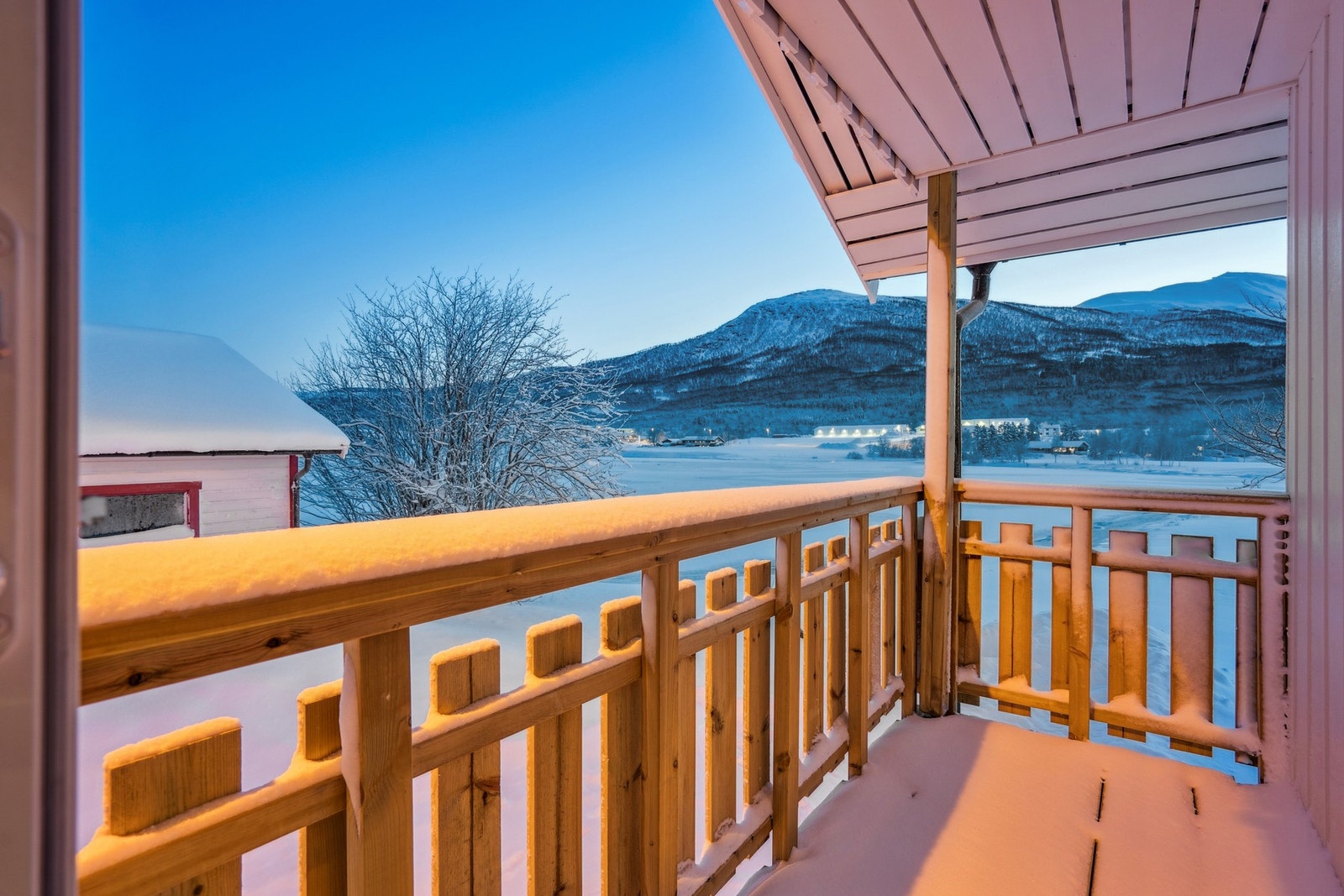 Balkongen ved hovedetasjen gir en fin uteplass med utsikt. Galleribilde
