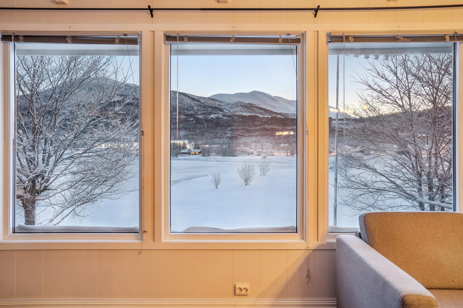 Fra stuevinduene har man utsikt over det omkringliggende landskapet. Galleribilde