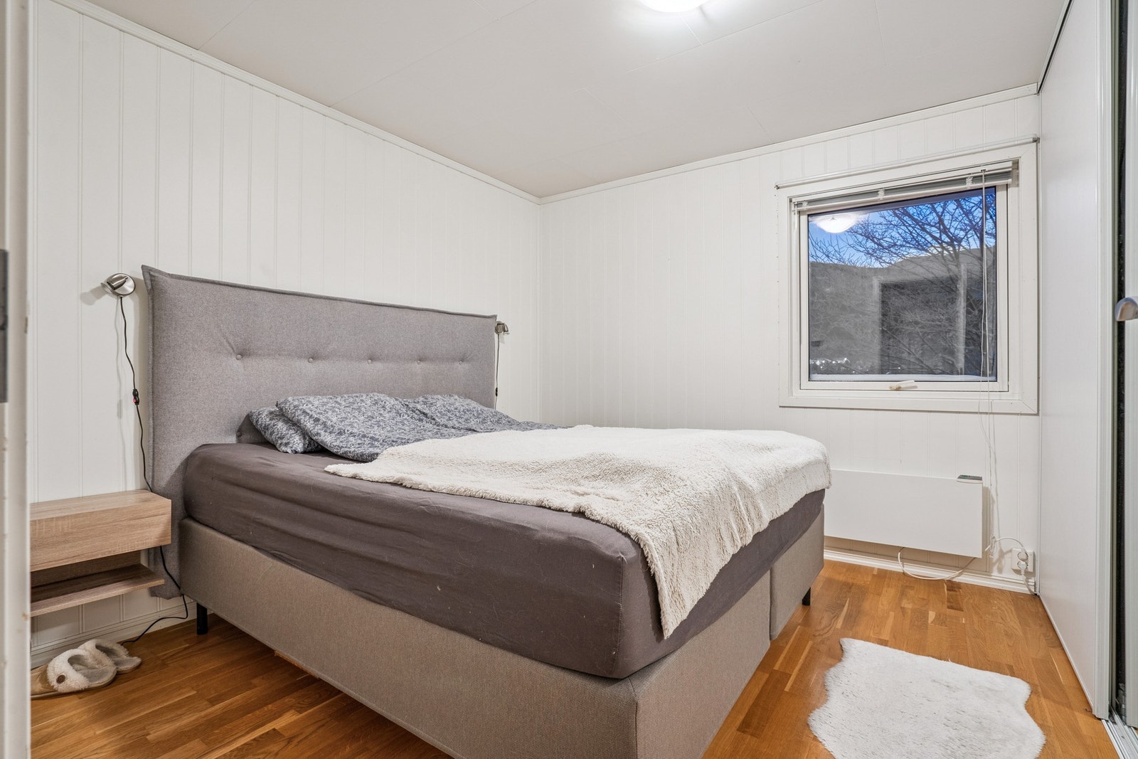 Hovedsoverommet har god plass til dobbeltseng og garderobeløsning. Galleribilde