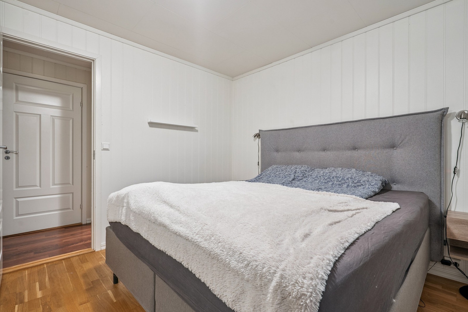 Rommet har lyse overflater og parkett på gulvet. Galleribilde