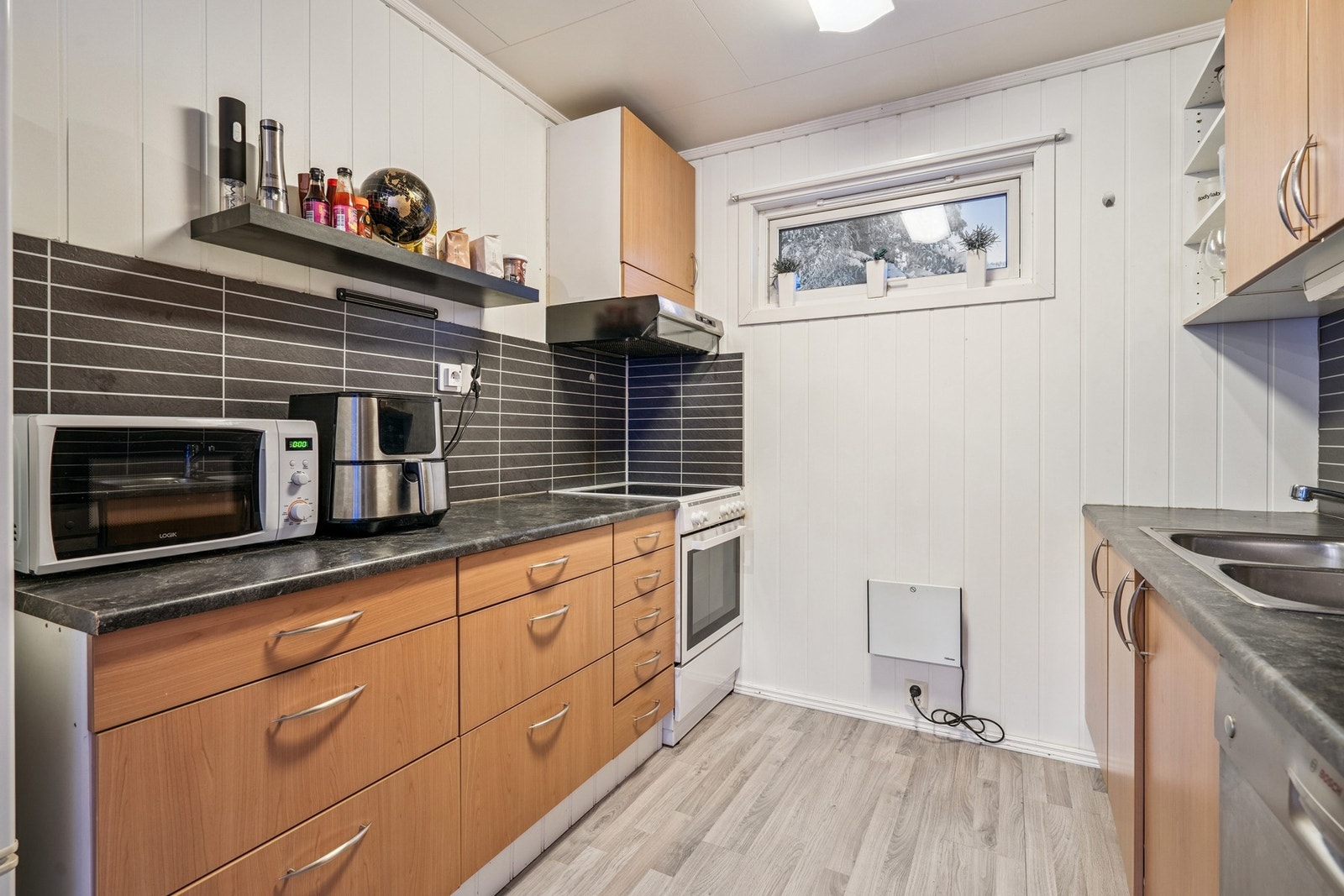 Kjøkkenet i utleiedelen er funksjonelt med god skapplass og nødvendige hvitevarer. Galleribilde