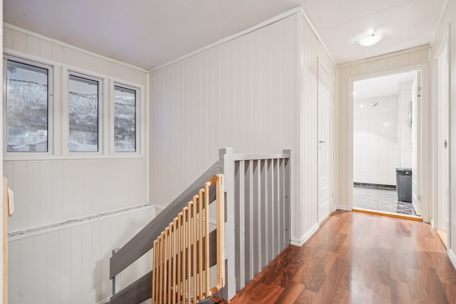 Fra gangen i andre etasje fører en trapp ned til boligens underetasje. Galleribilde