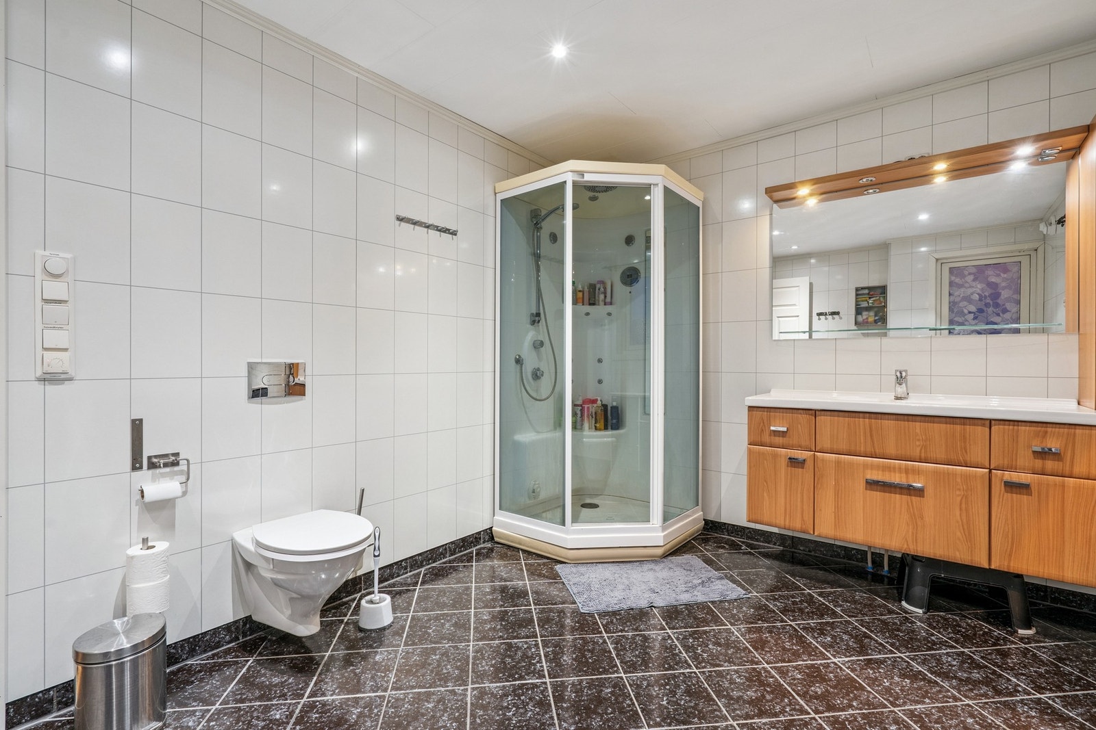 Badet er utstyrt med vegghengt toalett for enklere renhold. Galleribilde