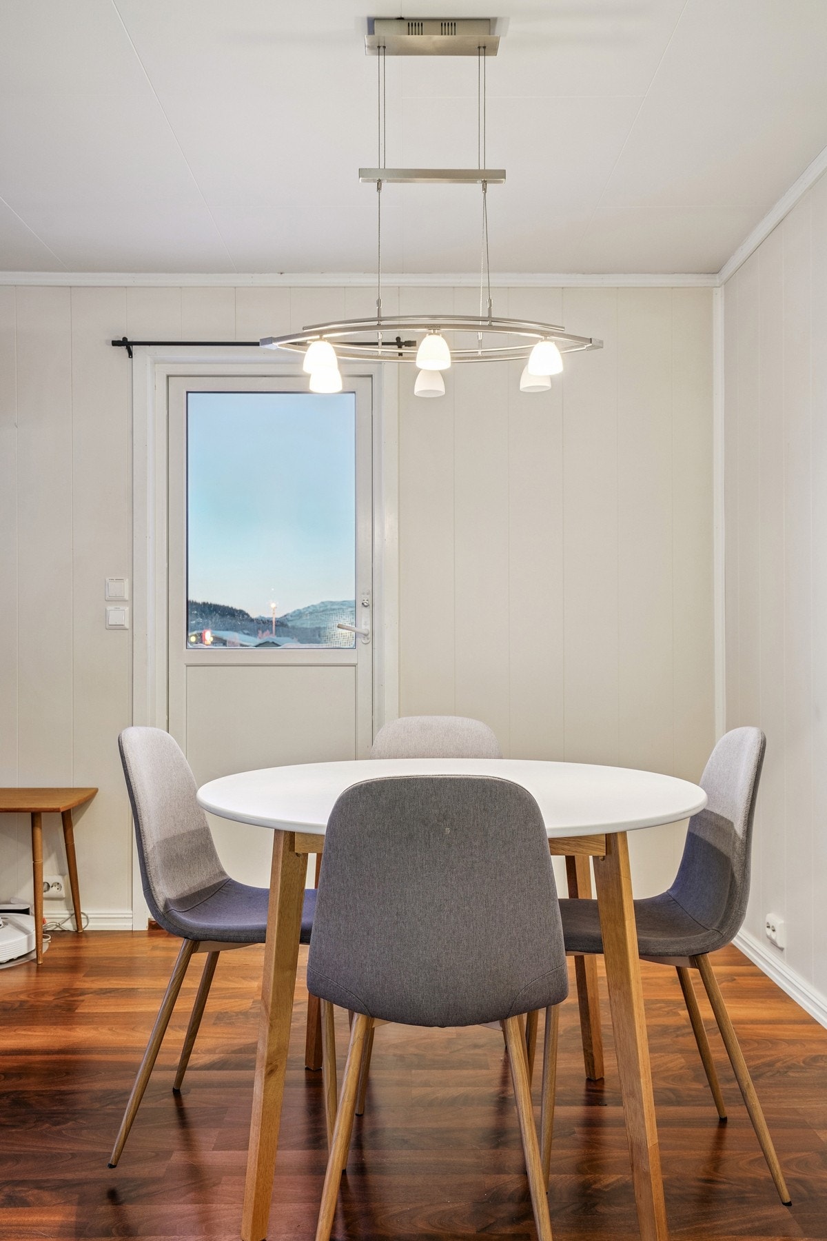 Fra spisestuen er det direkte utgang til en romslig balkong. Galleribilde