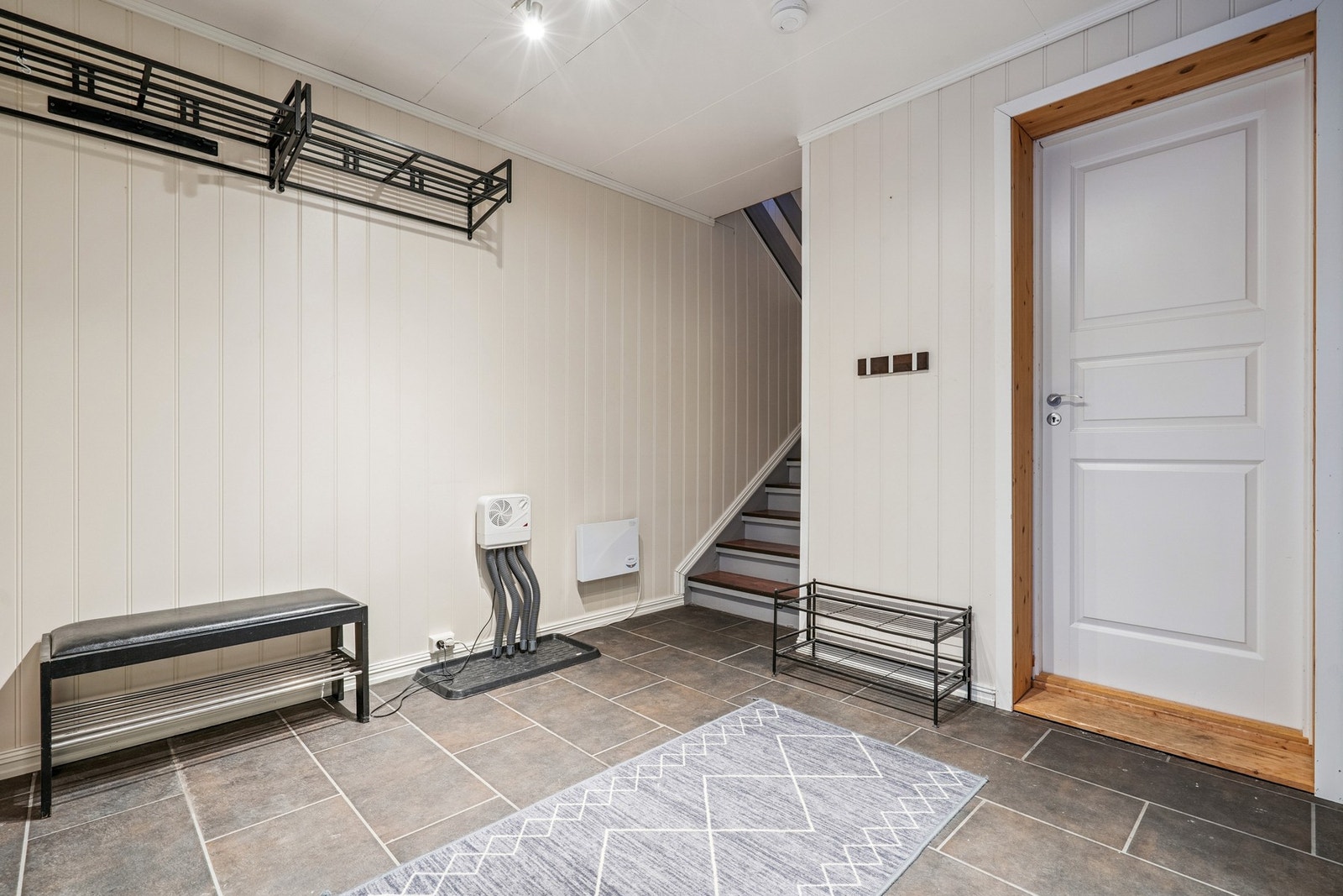 Entréen har god plass til oppbevaring av yttertøy og sko. Galleribilde