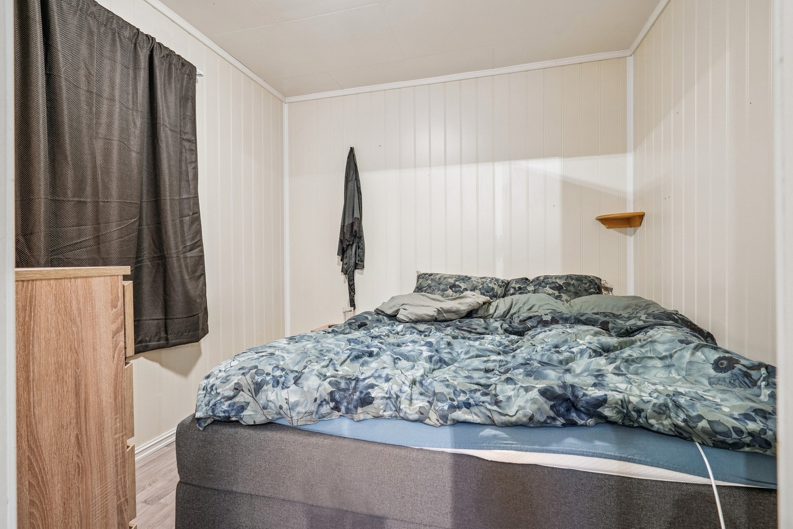 Soverommet i utleiedelen har plass til seng og oppbevaringsmøbler. Galleribilde