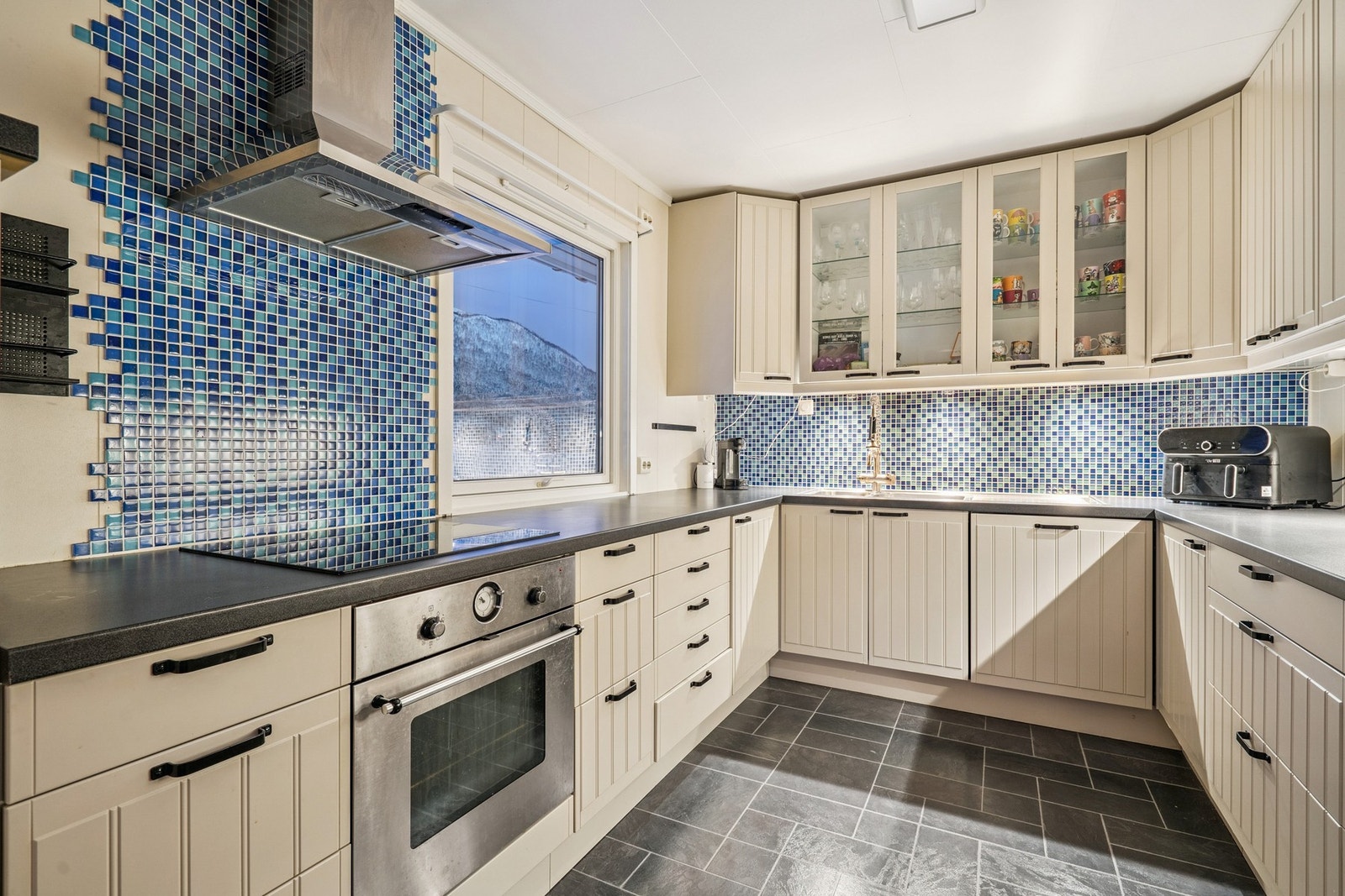 Innredningen har profilerte fronter, og det er integrert stekeovn og platetopp. Galleribilde