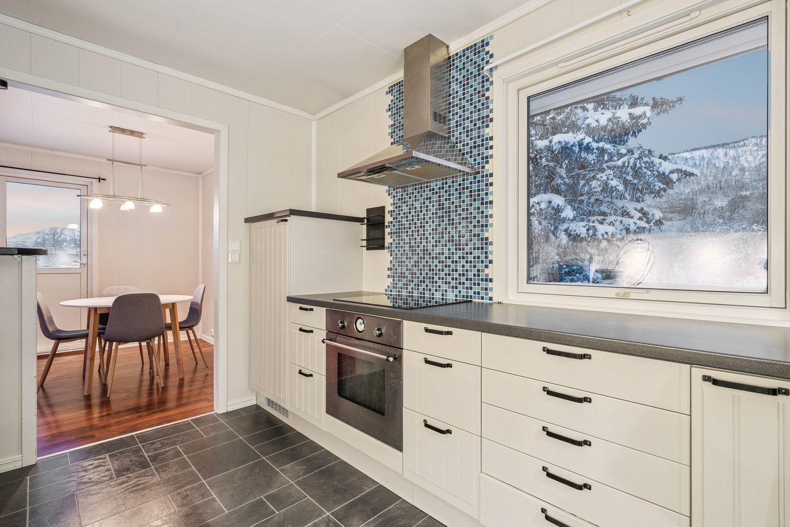 Vinduet over arbeidsbenken gir godt dagslys inn på kjøkkenet. Galleribilde