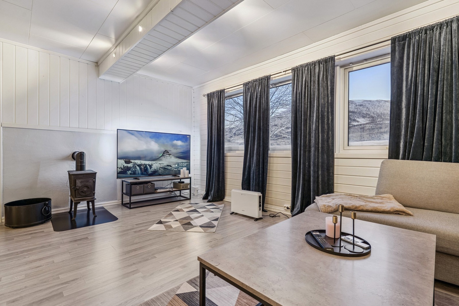 Stuen i utleiedelen har plass til en sofagruppe og TV-møblement. Galleribilde