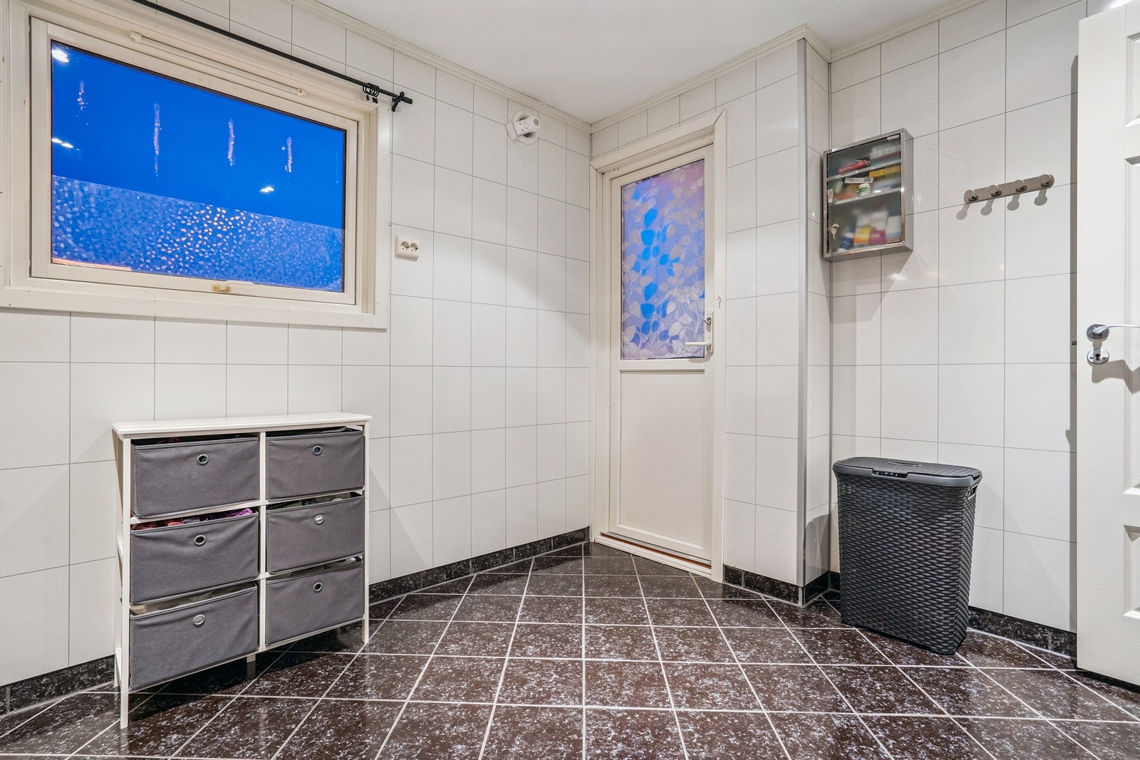 Badet har god gulvplass og et vindu som gir dagslys. Galleribilde