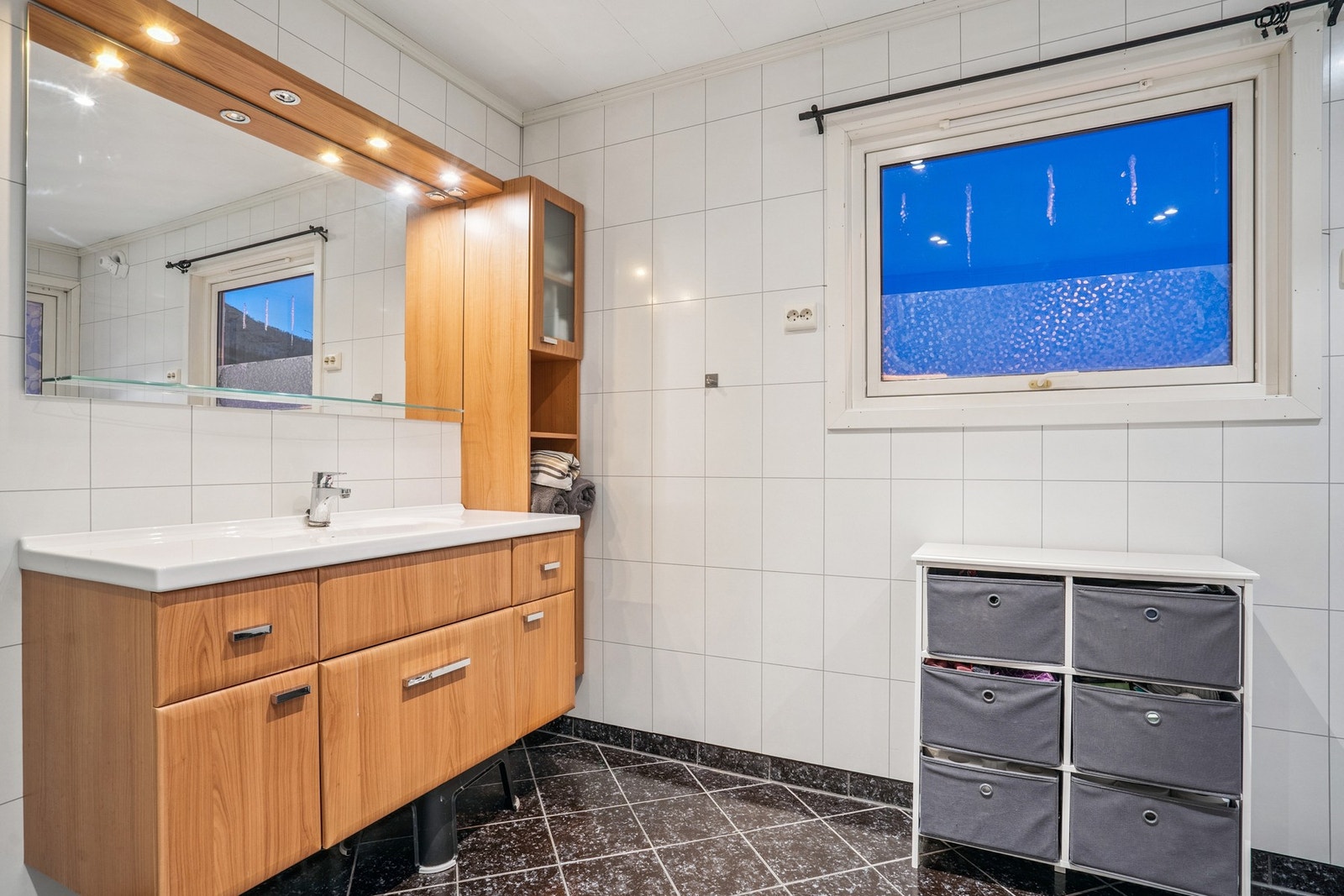 Baderomsinnredningen gir gode oppbevaringsmuligheter i skuffer og skap. Galleribilde