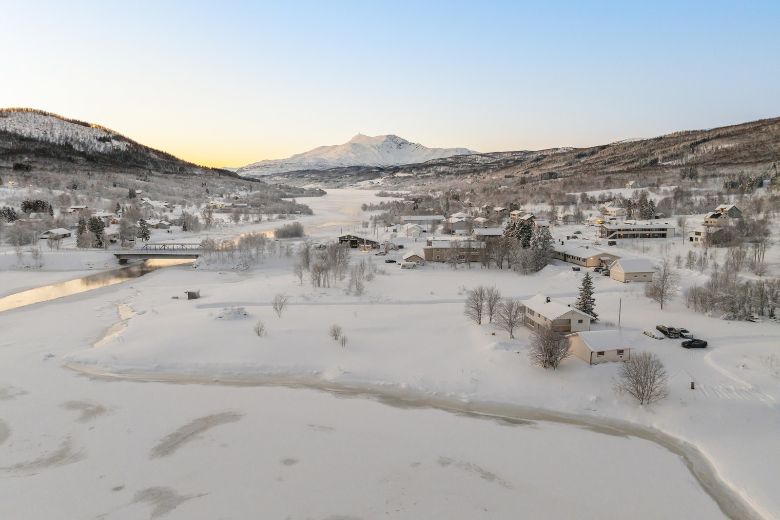 Bussholdeplassen Straumsnes er kun 3 minutters gange unna, med forbindelse via linje 307. Galleribilde