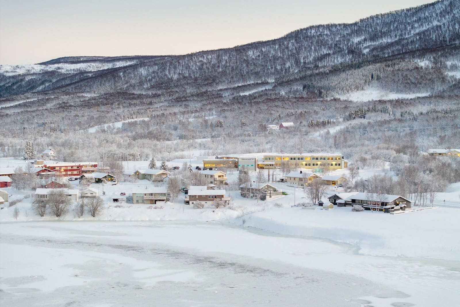 Rossfjord barne- og ungdomsskole og Rossfjord barnehage ligger innen kort avstand. Galleribilde