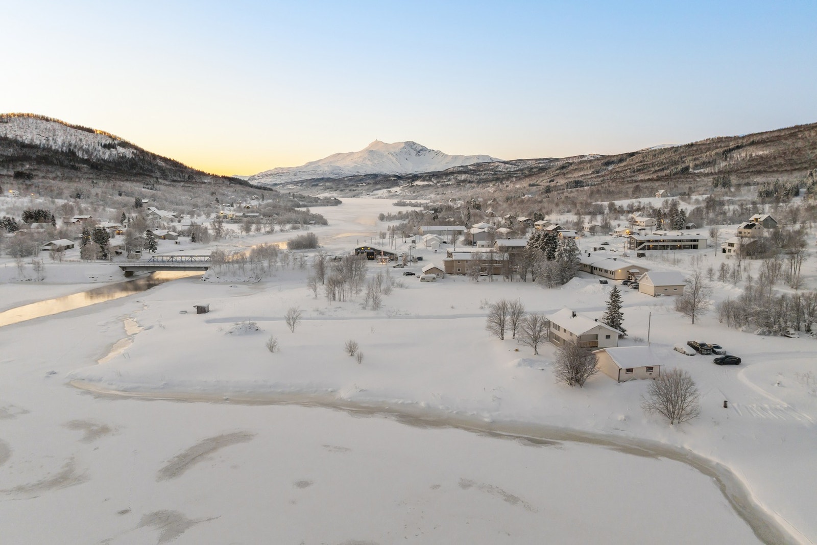 Boligen har en naturskjønn beliggenhet i Rossfjordstraumen i Senja kommune. Galleribilde