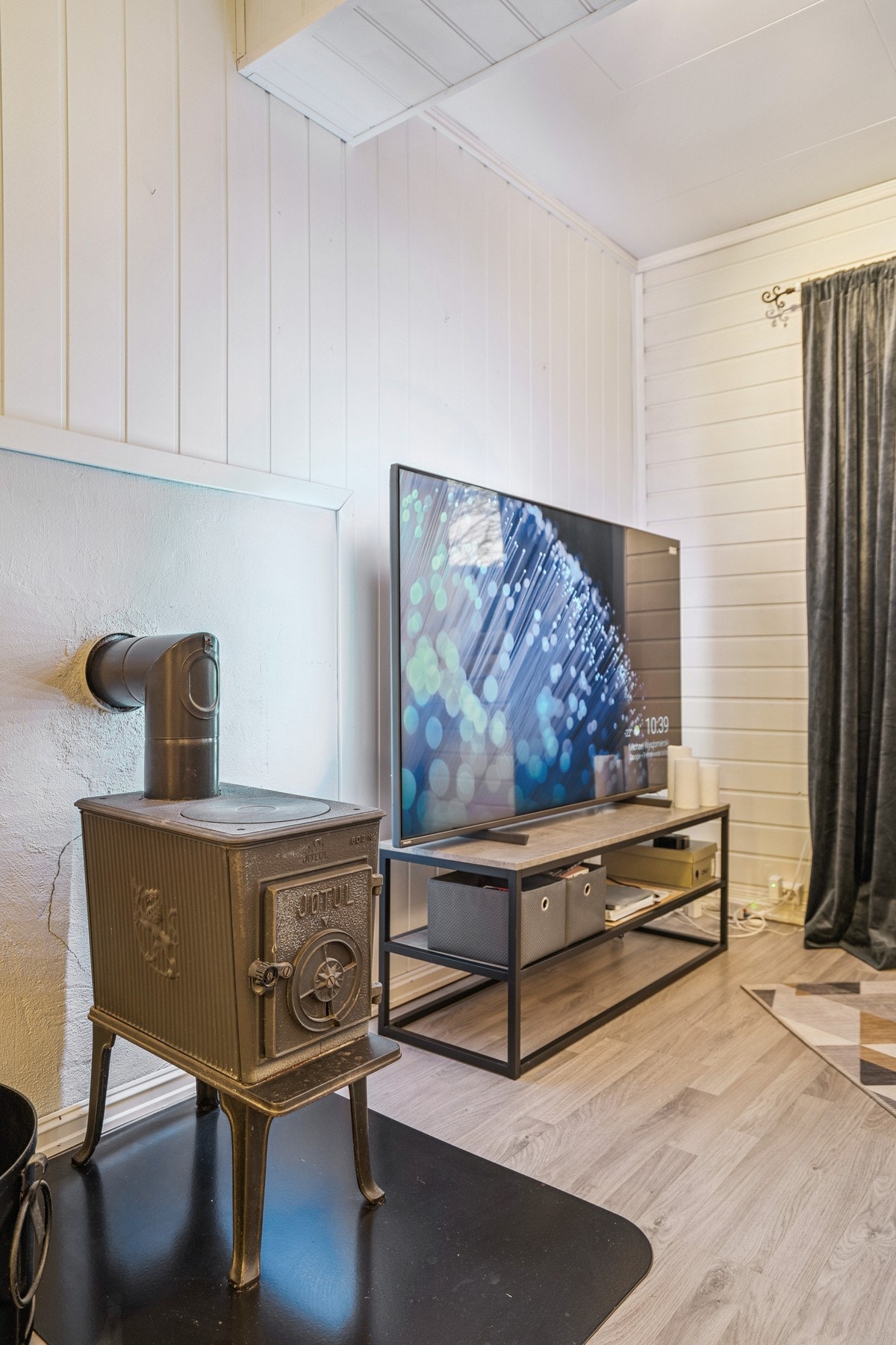 En vedovn sørger for en hyggelig atmosfære også i denne delen av boligen. Galleribilde