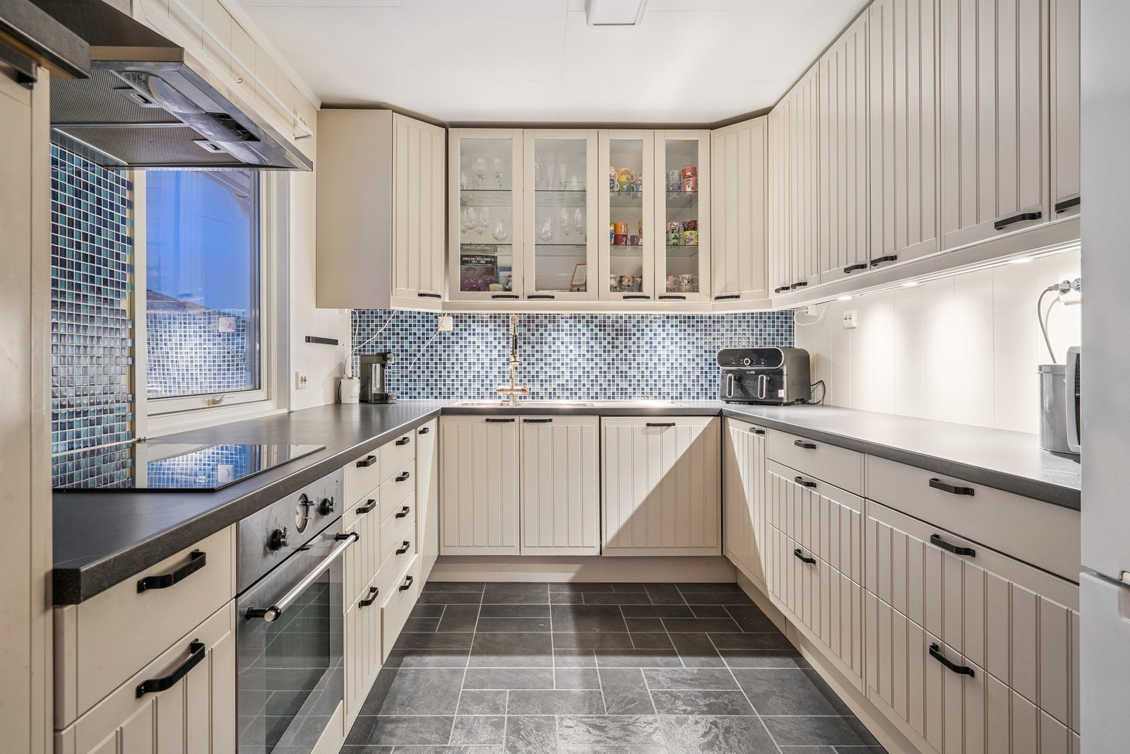 Den gjennomtenkte planløsningen på kjøkkenet sikrer en effektiv arbeidsflyt. Galleribilde