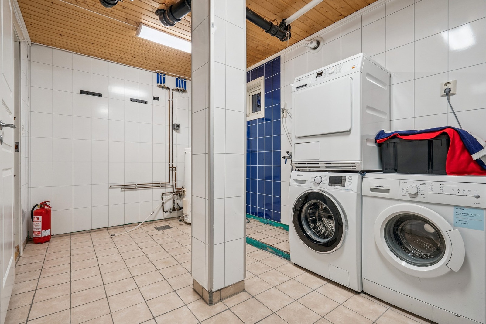 Vaskerommet er flislagt og har god plass til vaskemaskin, tørketrommel og tørkestativ. Galleribilde